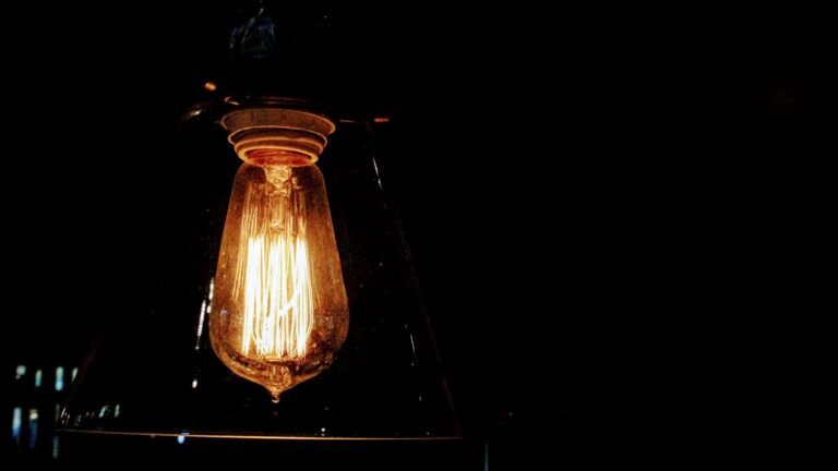 Lamps4U: Energy-Efficient Home Lighting Lamps4U: Energy-Efficient Home Lighting
